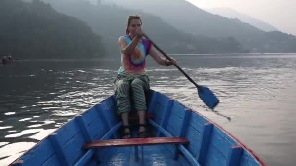 Chica viajando en barco — Vídeos de Stock