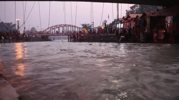 Sobre el río Ganges en Varanasi — Vídeos de Stock