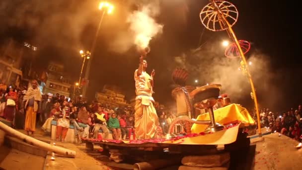 Varanasi, Indie - řeky gangy a Varanasi Ghát Kumbh Mela festival pozdě večer. — Stock video