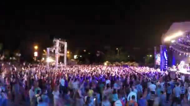 Parlak sahne ışıkları önünde konser kalabalığının siluetleri — Stok video