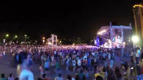 Silhouettes de la foule de concert devant les lumières de la scène lumineuse — Video