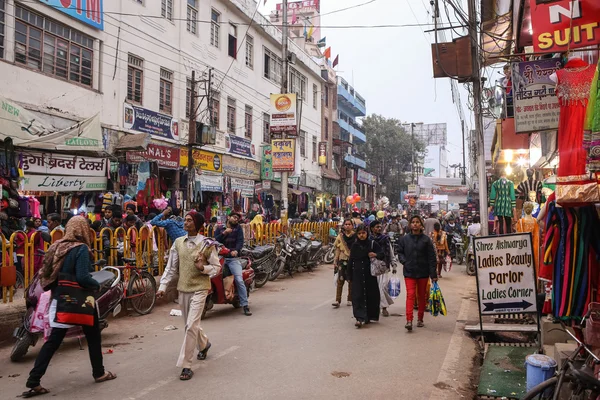 People movement on the busy indian street with old buildings at evening — Stock Photo, Image