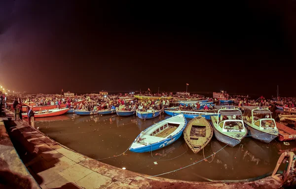 VARANASI, INDIA -  Ganges river and Varanasi ghats during Kumbh Mela festival late evening. — Stock Photo, Image