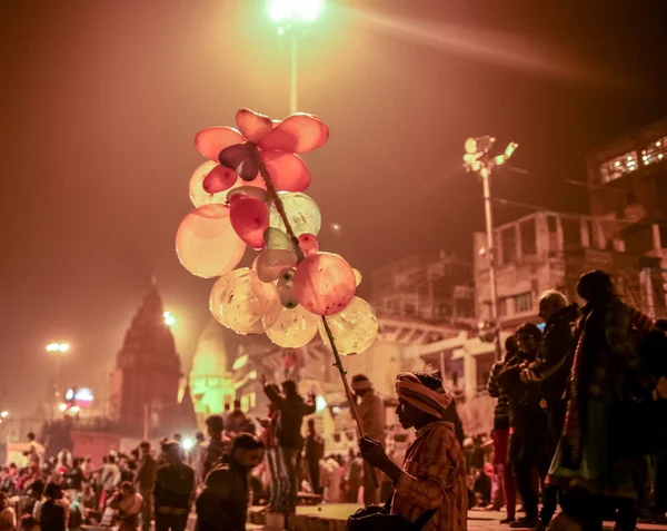 Varanasi, Indie - rzeki Ganges i Varanasi Ghaty Kumbh Mela festival późnym wieczorem. — Zdjęcie stockowe