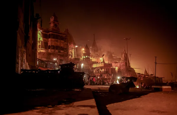 ВАРАНАСИ, ИНДИЯ - Река Феес и гаты Варанаси во время фестиваля Кумбх Мела поздно вечером . — стоковое фото
