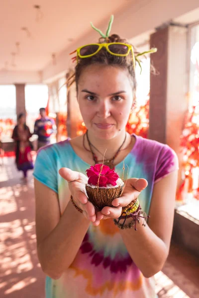 Beautiful brunette girl with bouquet of flowers — ストック写真