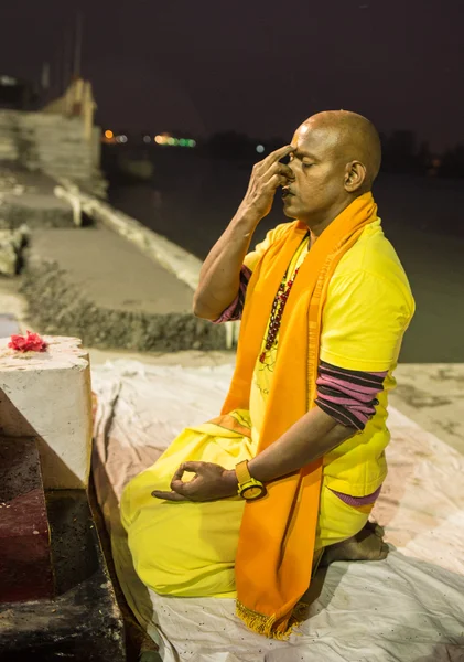 Hindu priest performs the Ganga Aarti ritual — Stock Photo, Image