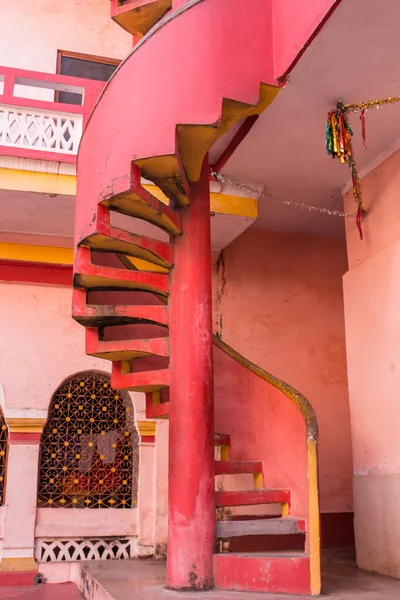 Vista al alza de una escalera de caracol — Foto de Stock