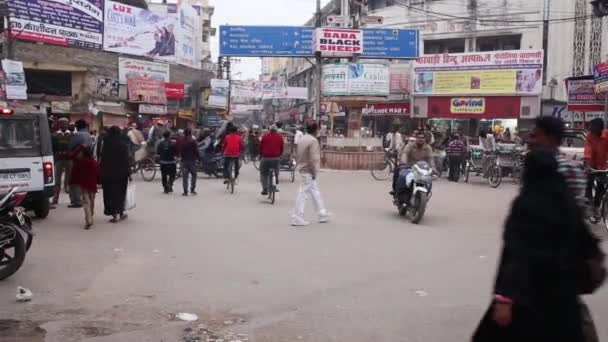 Movimiento de la gente en la concurrida calle india con edificios antiguos por la noche — Vídeo de stock
