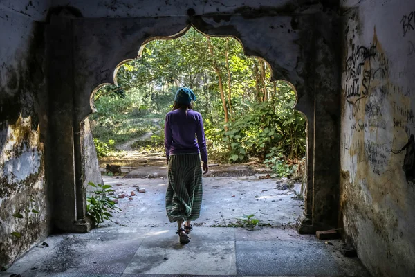 Schöne junge Frau in alten tample — Stockfoto