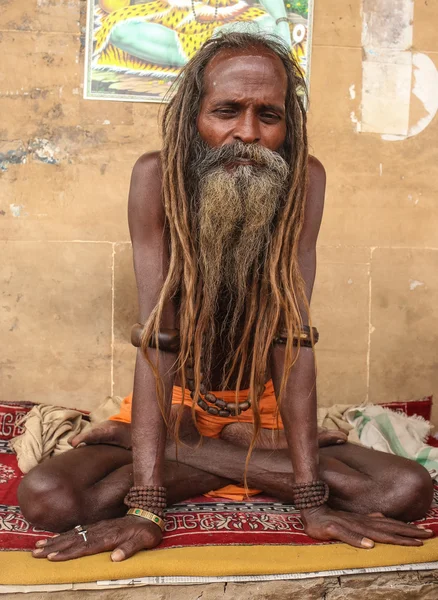 Hindu priest performs the Ganga Aarti ritual — Stock Photo, Image