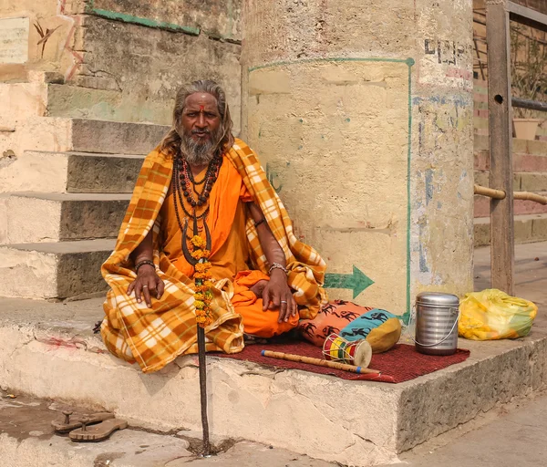 Sacerdote hindu realiza o ritual de Ganga Aarti — Fotografia de Stock