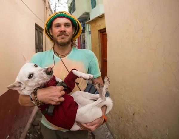 Jovem tirando uma selfie com seu cachorro — Fotografia de Stock