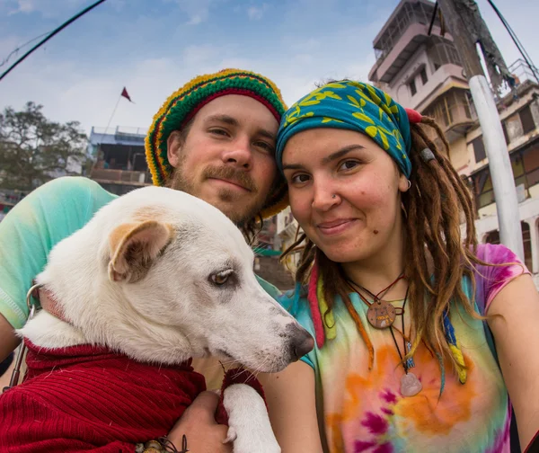 Giovane uomo prendendo un selfie con il suo cane — Foto Stock