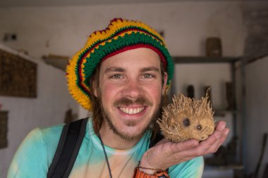 Rasta saçlı genç adam. 