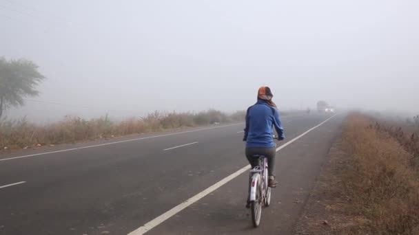 Chica montando una bicicleta en asfalto carretera — Vídeos de Stock