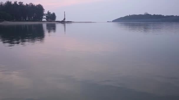Árboles reflejados en el agua ondulada del lago — Vídeo de stock