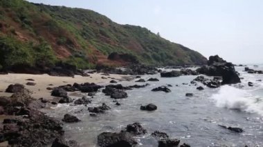 Deniz kıyısında ve taşlar.