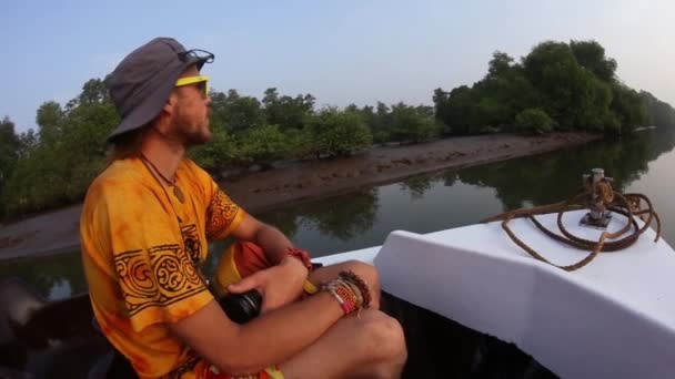 Лодки на реке на прекрасном восходе солнца — стоковое видео