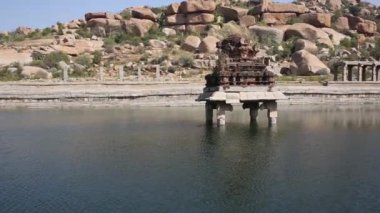 Ağaçlar sakinleştirmek Gölü su yansıyan