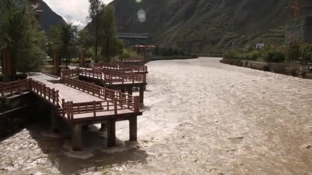 汚い荒れ狂う川とマリーナ — ストック動画