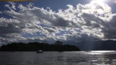 okyanus üzerinde hızlı bulutlar