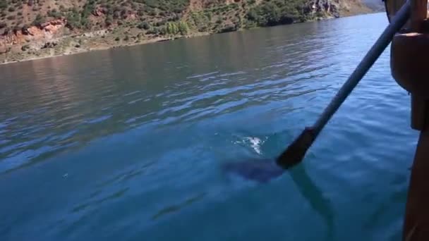 Oars on the azure lake — Stock Video