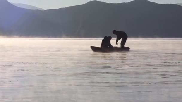 Pescadores tirando de la red en los rayos — Vídeos de Stock