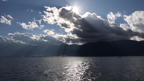 Nubes y barco sobre un lago — Vídeos de Stock