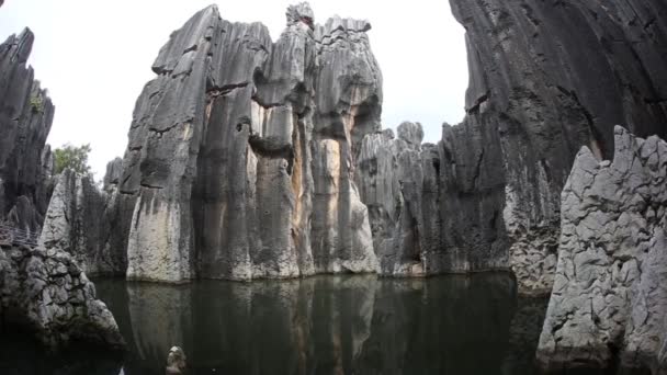 Pequeño estanque en medio de rocas afiladas — Vídeos de Stock