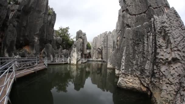 Kleiner Teich inmitten scharfer Felsen — Stockvideo