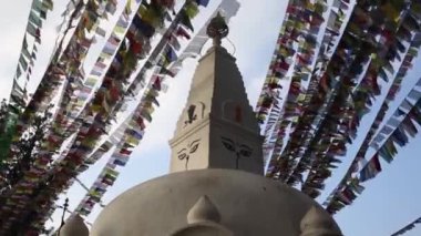 Stupa Nepal ve Tibet bayrakları