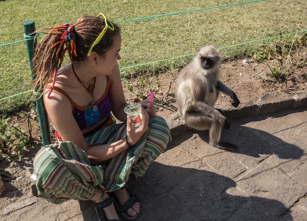 Lányok a majom — Stock Fotó