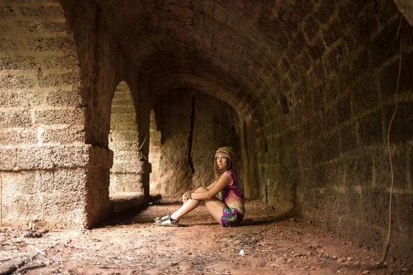 Hermosa joven en tample viejo —  Fotos de Stock