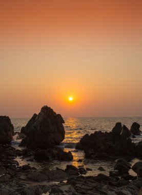 Günbatımında tropik plaj