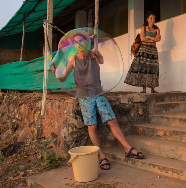 Dj tocando sucessos de verão na festa da praia do pôr do sol com trompete de jazz performer — Fotografia de Stock