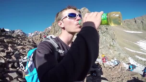 Hombre bebiendo de botella de agua — Vídeo de stock