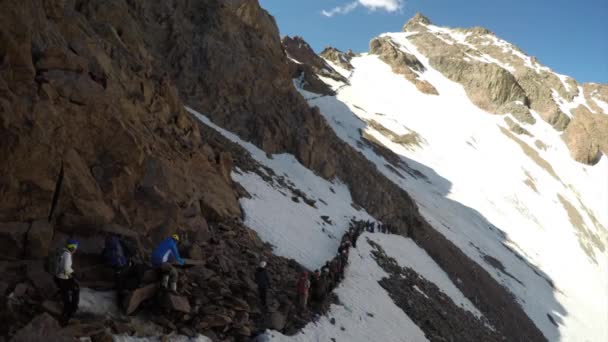 Longa fila de turistas nas Montanhas — Vídeo de Stock