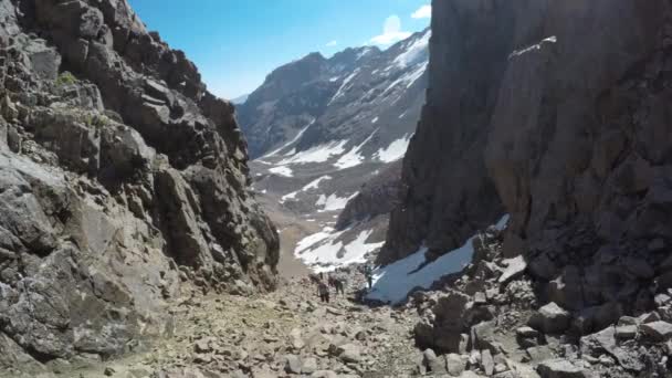 Lange lijn van de toeristen in de bergen — Stockvideo