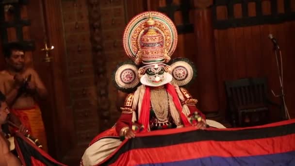 FORT COCHIN, India - 10 de enero de 2015: Kathakali performer in the virtuous pachcha role in Cochin on January 10, 2015 in South India. Kathakali es la antigua forma clásica de danza de Kerala . — Vídeo de stock