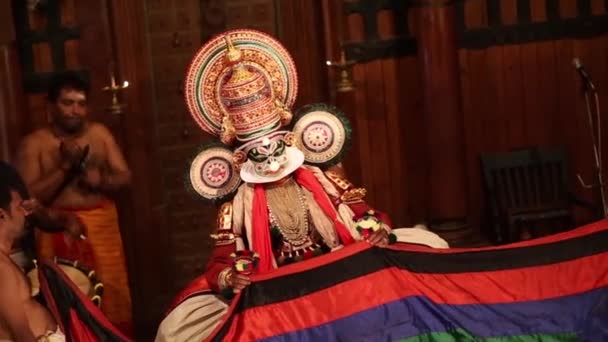Fort Cochin, India - 10 januari 2015: Kathakali performer in de deugdzame pachcha rol in Cochin op 10 januari 2015 in Zuid-India. Kathakali is de oude klassieke dansvorm van Kerala. — Stockvideo