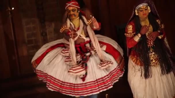 FORT COCHIN, Índia - 10 de janeiro de 2015: Kathakali performer in the virtuous pachcha role in Cochin on January 10, 2015 in South India. Kathakali é a antiga forma de dança clássica de Kerala . — Vídeo de Stock