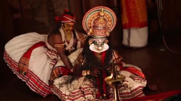 Fort cochin, Indien - 10. Januar 2015: Kathakali-Darsteller in der tugendhaften Pachcha-Rolle in Cochin am 10. Januar 2015 in Südindien. Kathakali ist die alte klassische Tanzform von Kerala. — Stockvideo
