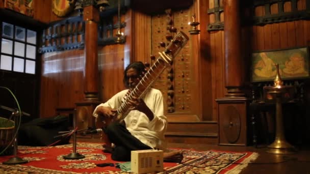 Fort cochin, Indien - 10. Januar 2015: Kathakali-Darsteller in der tugendhaften Pachcha-Rolle in Cochin am 10. Januar 2015 in Südindien. Kathakali ist die alte klassische Tanzform von Kerala. — Stockvideo