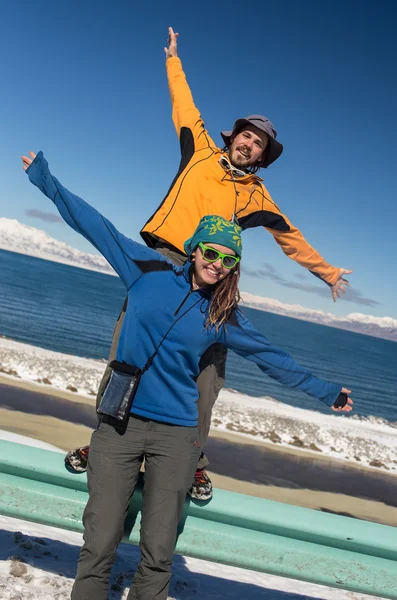 Casal viajando em estradas de inverno — Fotografia de Stock