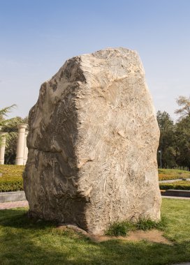 Parkta büyük bir taş 