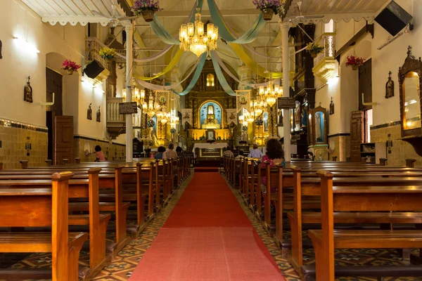 Vista interior de uma igreja moderna — Fotografia de Stock