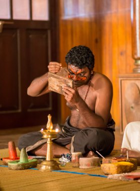 Fort Cochin, Hindistan - 10 Ocak 2015: Kathakali sanatçı Güney Hindistan 10 Ocak 2015 tarihinde Cochin erdemli pachcha rolü. Kathakali Kerala eski klasik dans şeklidir.