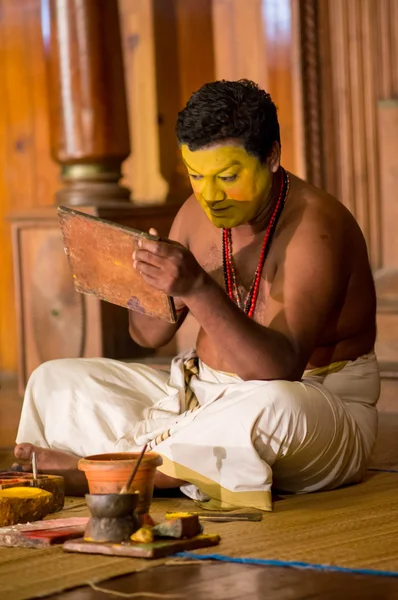 FORT COCHIN, Índia - 10 de janeiro de 2015: Kathakali performer in the virtuous pachcha role in Cochin on January 10, 2015 in South India. Kathakali é a antiga forma de dança clássica de Kerala . — Fotografia de Stock