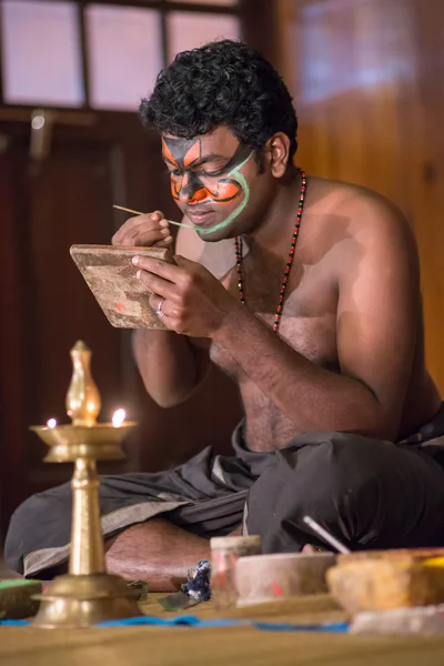FORT COCHIN, India - 10 de enero de 2015: Kathakali performer in the virtuous pachcha role in Cochin on January 10, 2015 in South India. Kathakali es la antigua forma clásica de danza de Kerala . —  Fotos de Stock